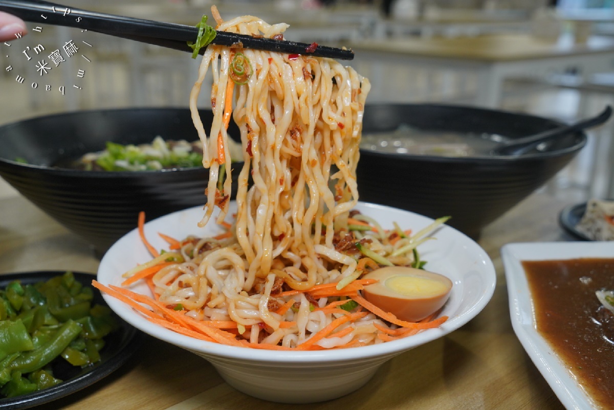 鍾小勤麵食館┃中原大學 中壢 牛肉麵。超份量CP值牛肉麵，店內還可續湯續麵，自助吧豆花涼茶，吃到撐肚沒問題