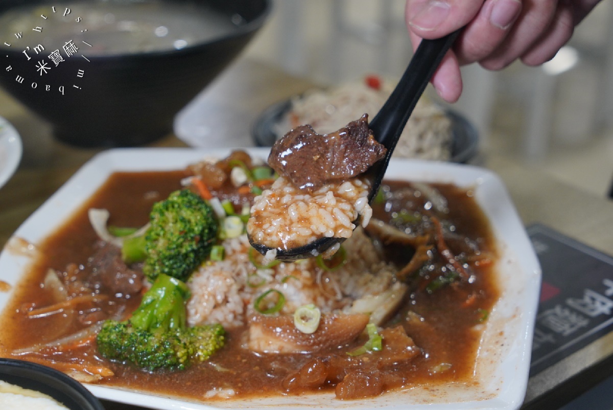 鍾小勤麵食館┃中原大學 中壢 牛肉麵。超份量CP值牛肉麵，店內還可續湯續麵，自助吧豆花涼茶，吃到撐肚沒問題
