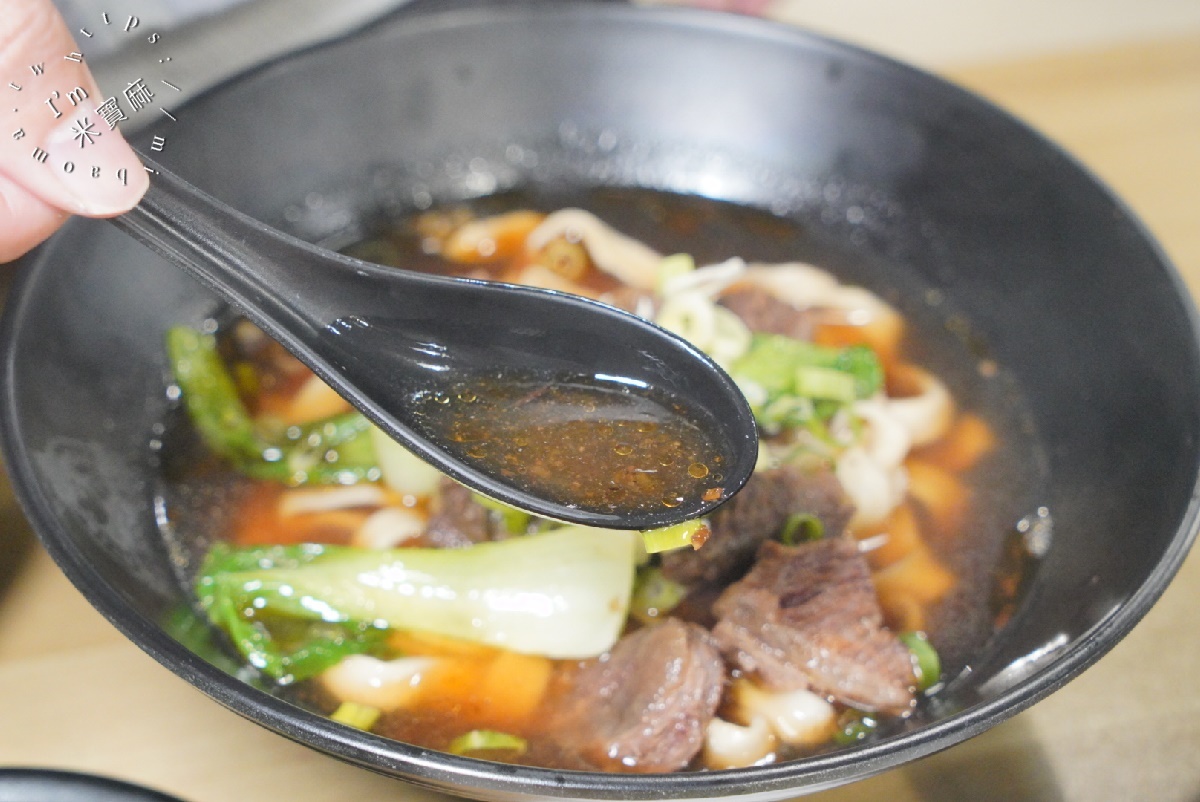鍾小勤麵食館┃中原大學 中壢 牛肉麵。超份量CP值牛肉麵，店內還可續湯續麵，自助吧豆花涼茶，吃到撐肚沒問題