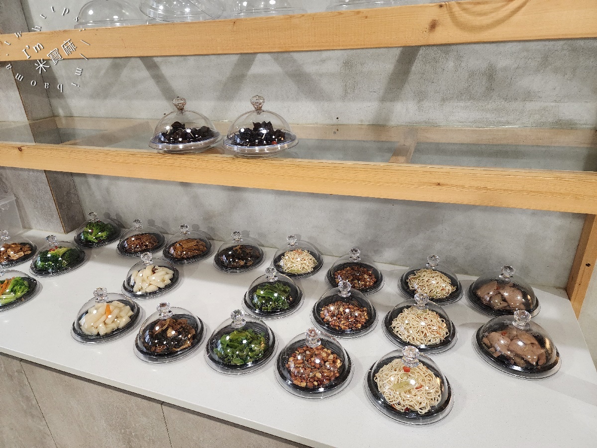 鍾小勤麵食館┃中原大學 中壢 牛肉麵。超份量CP值牛肉麵，店內還可續湯續麵，自助吧豆花涼茶，吃到撐肚沒問題