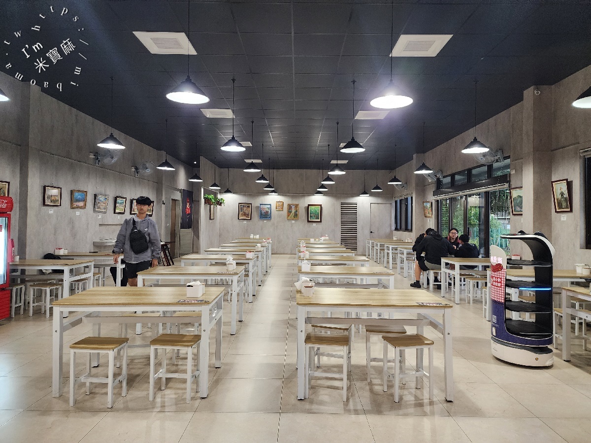 鍾小勤麵食館┃中原大學 中壢 牛肉麵。超份量CP值牛肉麵，店內還可續湯續麵，自助吧豆花涼茶，吃到撐肚沒問題