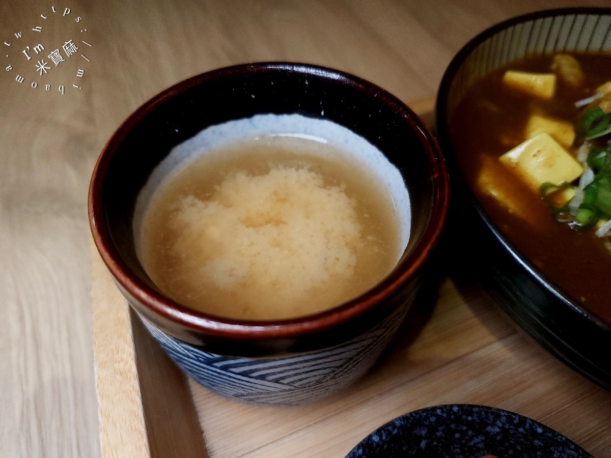 貳哩肥┃興南夜市美食。椒麻辣咖哩飯、和風丼飯都好吃，內用湯可無限續用，白飯可免費續一次