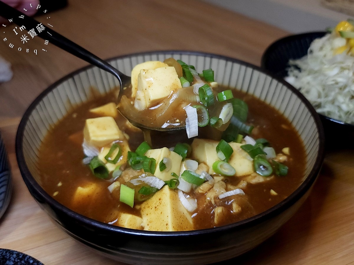 貳哩肥┃興南夜市美食。椒麻辣咖哩飯、和風丼飯都好吃，內用湯可無限續用，白飯可免費續一次