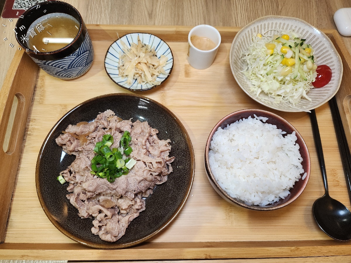 貳哩肥┃興南夜市美食。椒麻辣咖哩飯、和風丼飯都好吃，內用湯可無限續用，白飯可免費續一次