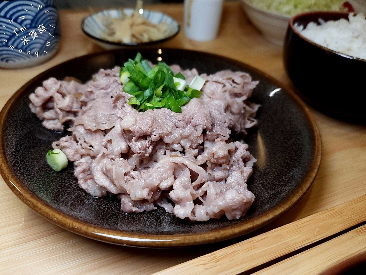 貳哩肥┃興南夜市美食。椒麻辣咖哩飯、和風丼飯都好吃，內用湯可無限續用，白飯可免費續一次