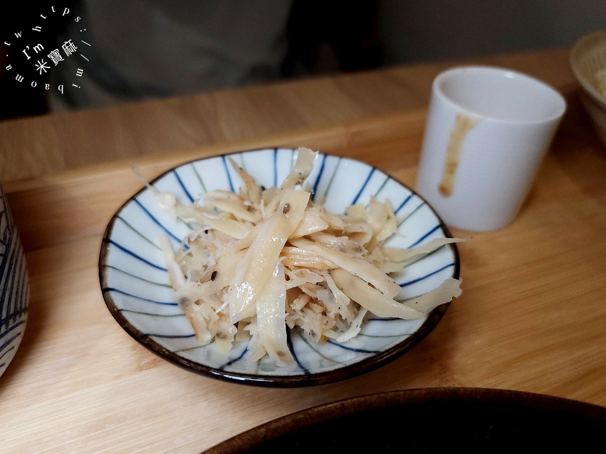 貳哩肥┃興南夜市美食。椒麻辣咖哩飯、和風丼飯都好吃，內用湯可無限續用，白飯可免費續一次