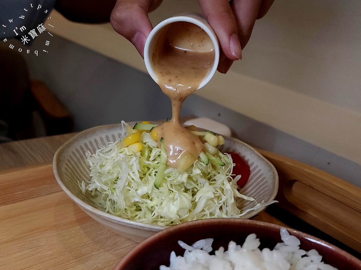 貳哩肥┃興南夜市美食。椒麻辣咖哩飯、和風丼飯都好吃，內用湯可無限續用，白飯可免費續一次