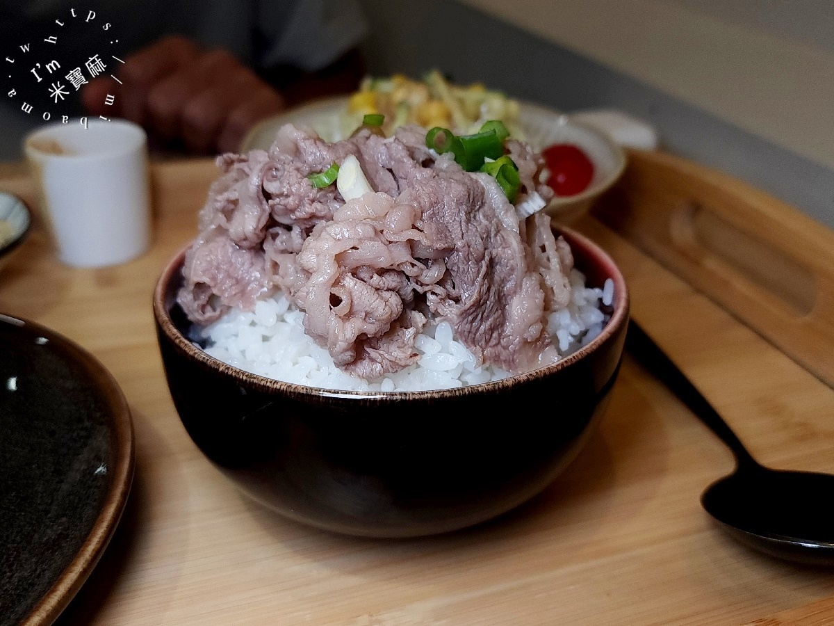 貳哩肥┃興南夜市美食。椒麻辣咖哩飯、和風丼飯都好吃，內用湯可無限續用，白飯可免費續一次