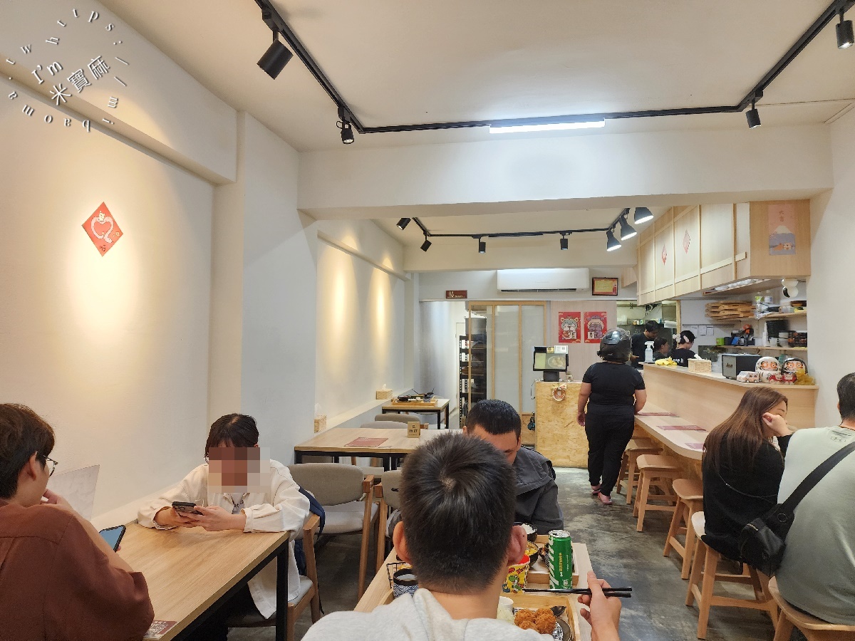 貳哩肥┃興南夜市美食。椒麻辣咖哩飯、和風丼飯都好吃，內用湯可無限續用，白飯可免費續一次