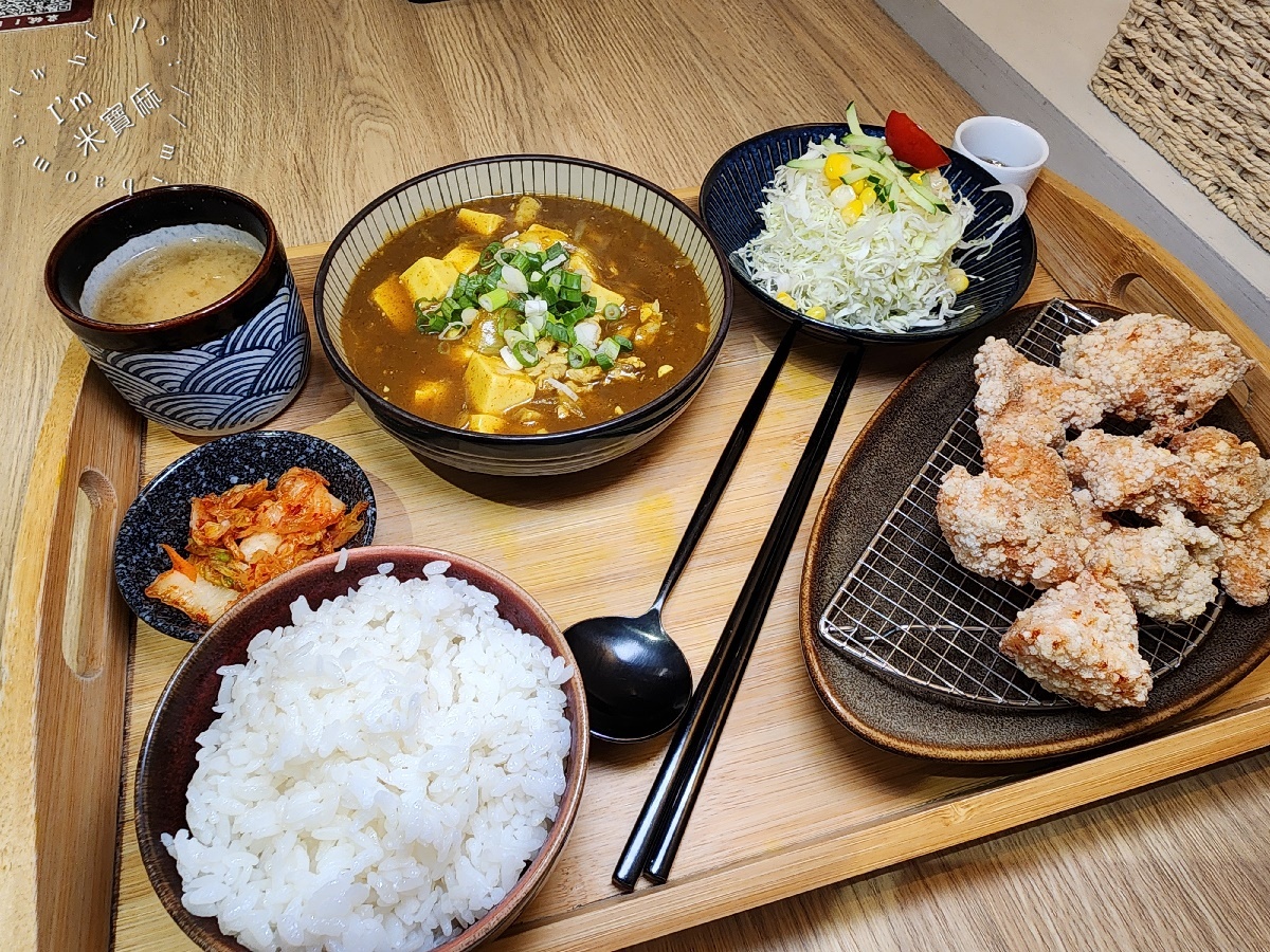貳哩肥┃興南夜市美食。椒麻辣咖哩飯、和風丼飯都好吃，內用湯可無限續用，白飯可免費續一次