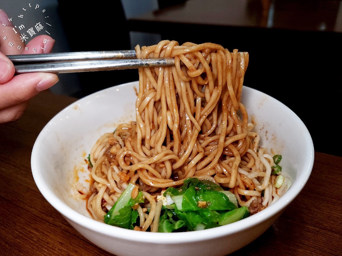 好霖居麵食館┃四號公園美食。平價鼎泰豐排骨蛋炒飯真的是很不錯，紅油擔擔麵也濃郁辣香