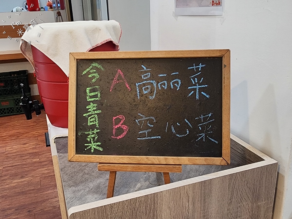 好霖居麵食館┃四號公園美食。平價鼎泰豐排骨蛋炒飯真的是很不錯，紅油擔擔麵也濃郁辣香