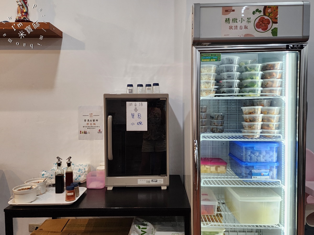 好霖居麵食館┃四號公園美食。平價鼎泰豐排骨蛋炒飯真的是很不錯，紅油擔擔麵也濃郁辣香