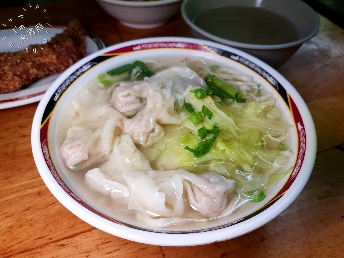 佳味排骨麵┃中正區美食。饕客都愛的排骨麵在這裡!加上豆鼓辣椒這滋味真的是有夠頂