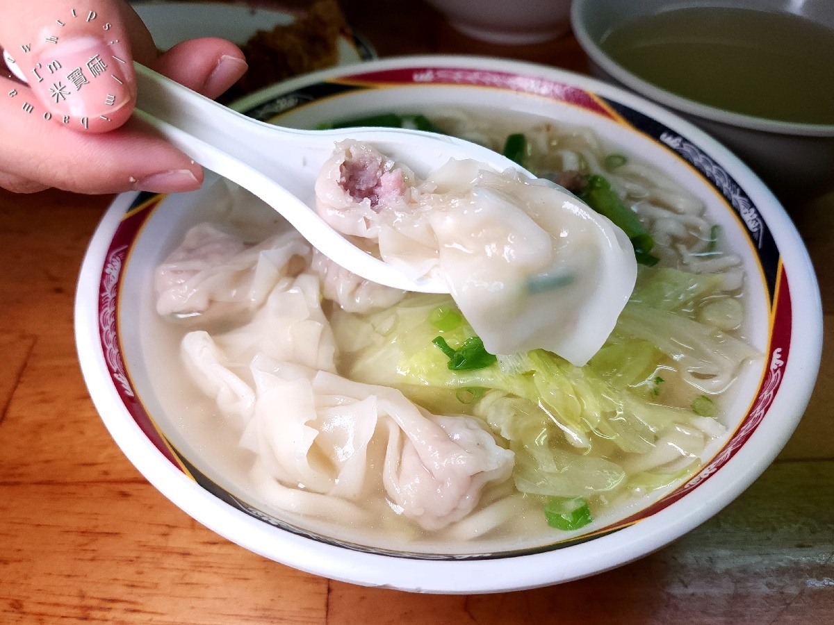 佳味排骨麵┃中正區美食。饕客都愛的排骨麵在這裡!加上豆鼓辣椒這滋味真的是有夠頂