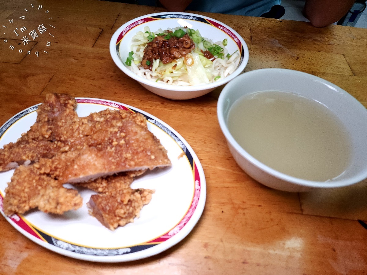 佳味排骨麵┃中正區美食。饕客都愛的排骨麵在這裡!加上豆鼓辣椒這滋味真的是有夠頂