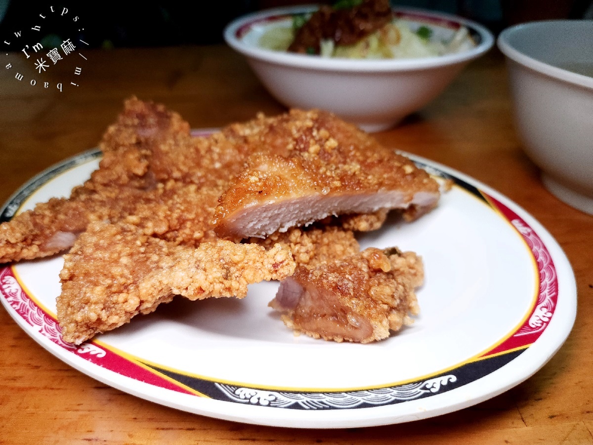 佳味排骨麵┃中正區美食。饕客都愛的排骨麵在這裡!加上豆鼓辣椒這滋味真的是有夠頂