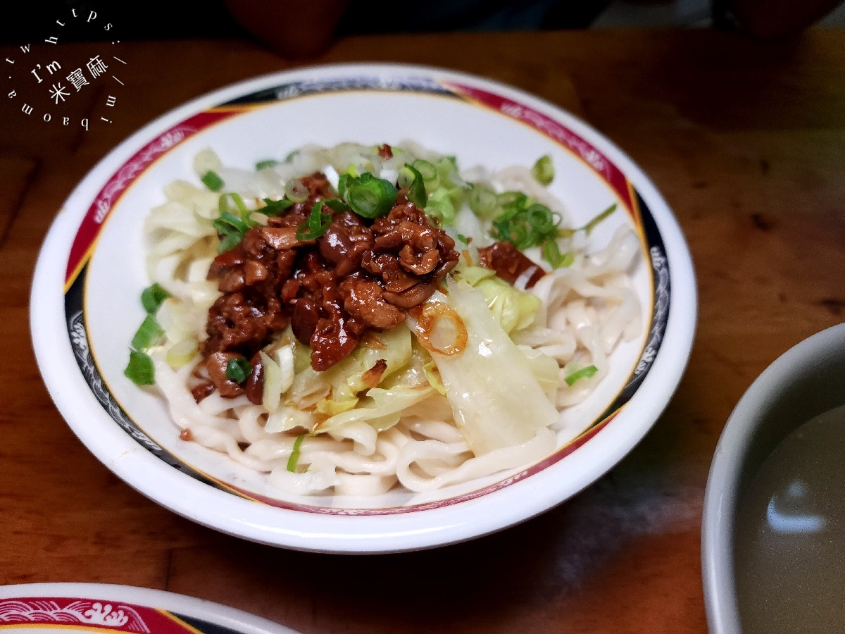佳味排骨麵┃中正區美食。饕客都愛的排骨麵在這裡!加上豆鼓辣椒這滋味真的是有夠頂