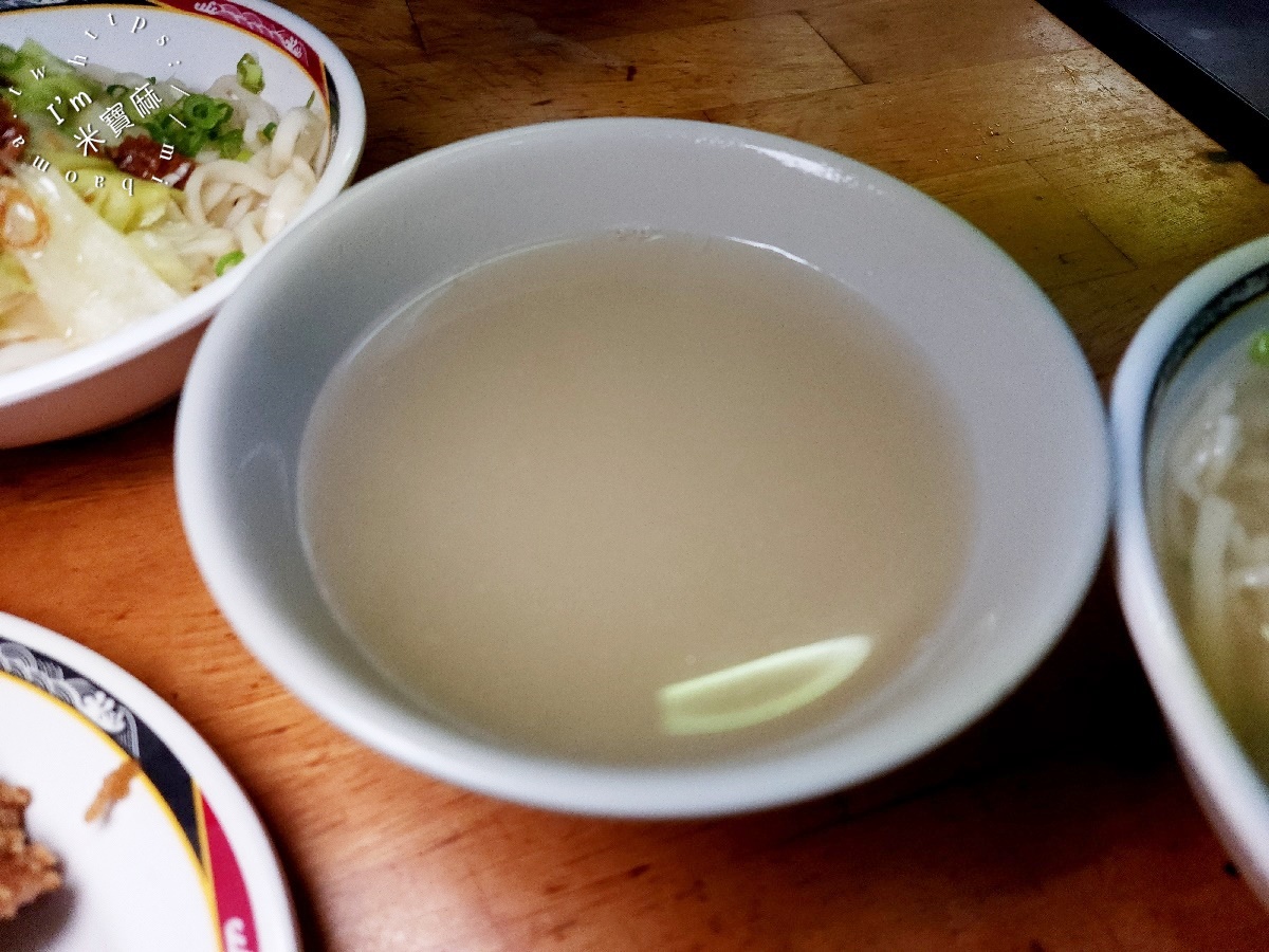 佳味排骨麵┃中正區美食。饕客都愛的排骨麵在這裡!加上豆鼓辣椒這滋味真的是有夠頂