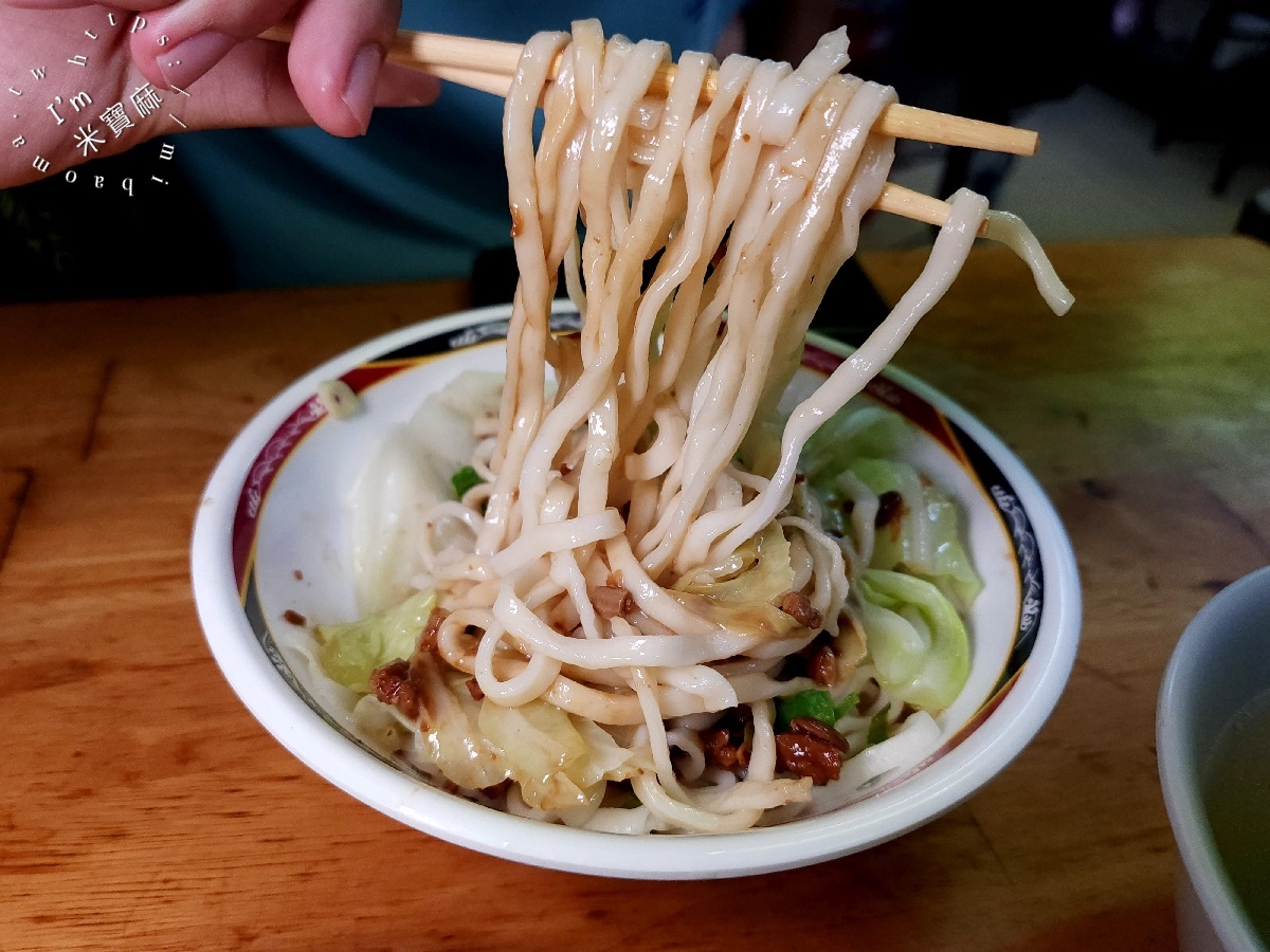 佳味排骨麵┃中正區美食。饕客都愛的排骨麵在這裡!加上豆鼓辣椒這滋味真的是有夠頂