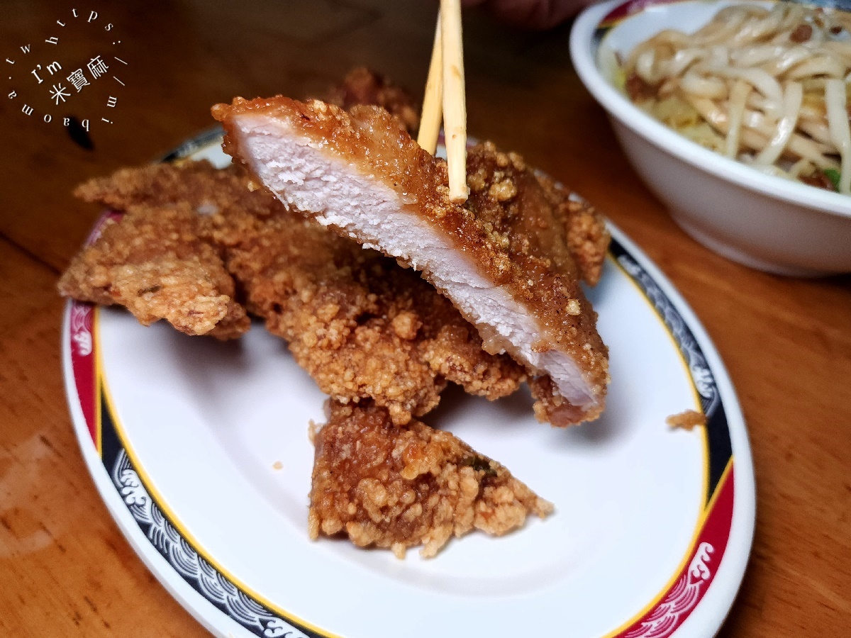佳味排骨麵┃中正區美食。饕客都愛的排骨麵在這裡!加上豆鼓辣椒這滋味真的是有夠頂