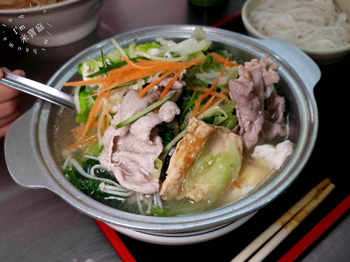 金龍小吃店┃中和華新街美食。印度冰解夏意，雲南緬式風味來這吃，環境純樸，生意還特別好