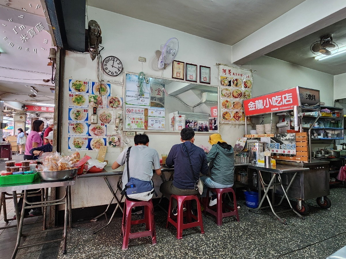 金龍小吃店┃中和華新街美食。印度冰解夏意，雲南緬式風味來這吃，環境純樸，生意還特別好