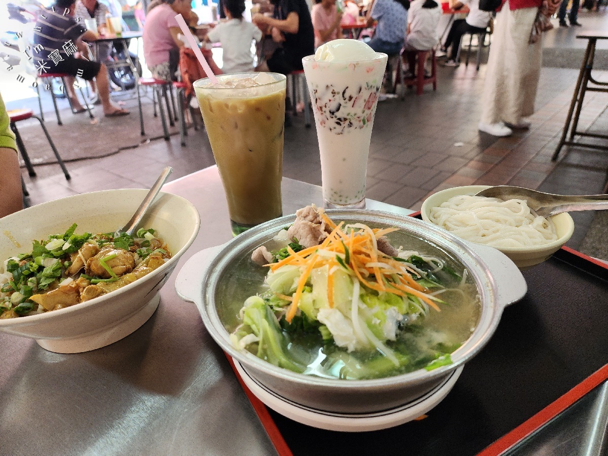 金龍小吃店┃中和華新街美食。印度冰解夏意，雲南緬式風味來這吃，環境純樸，生意還特別好