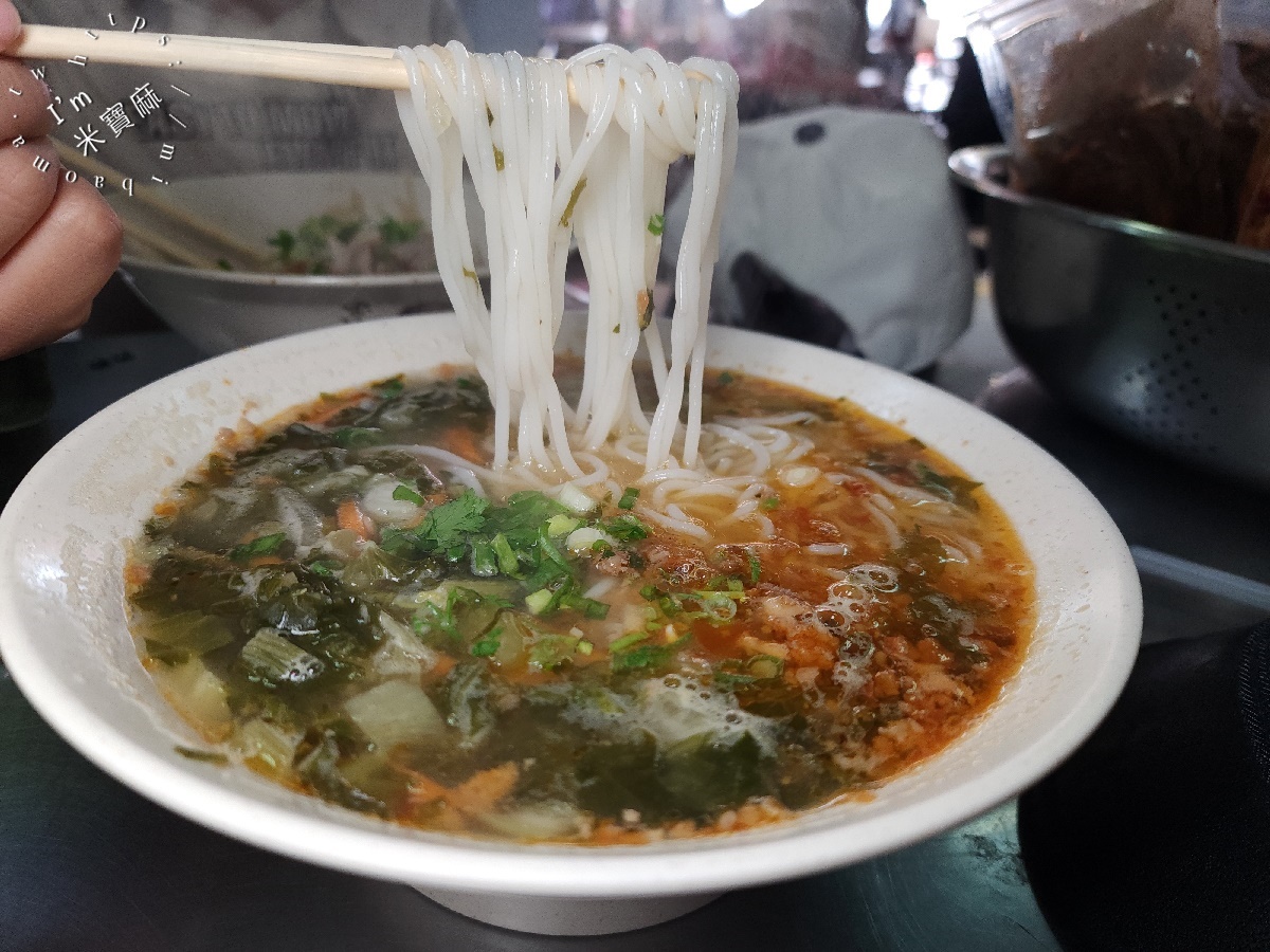 金龍小吃店｜中和華新街美食，平價粑粑絲、米線與特色飲品，輕鬆品味異國風情！