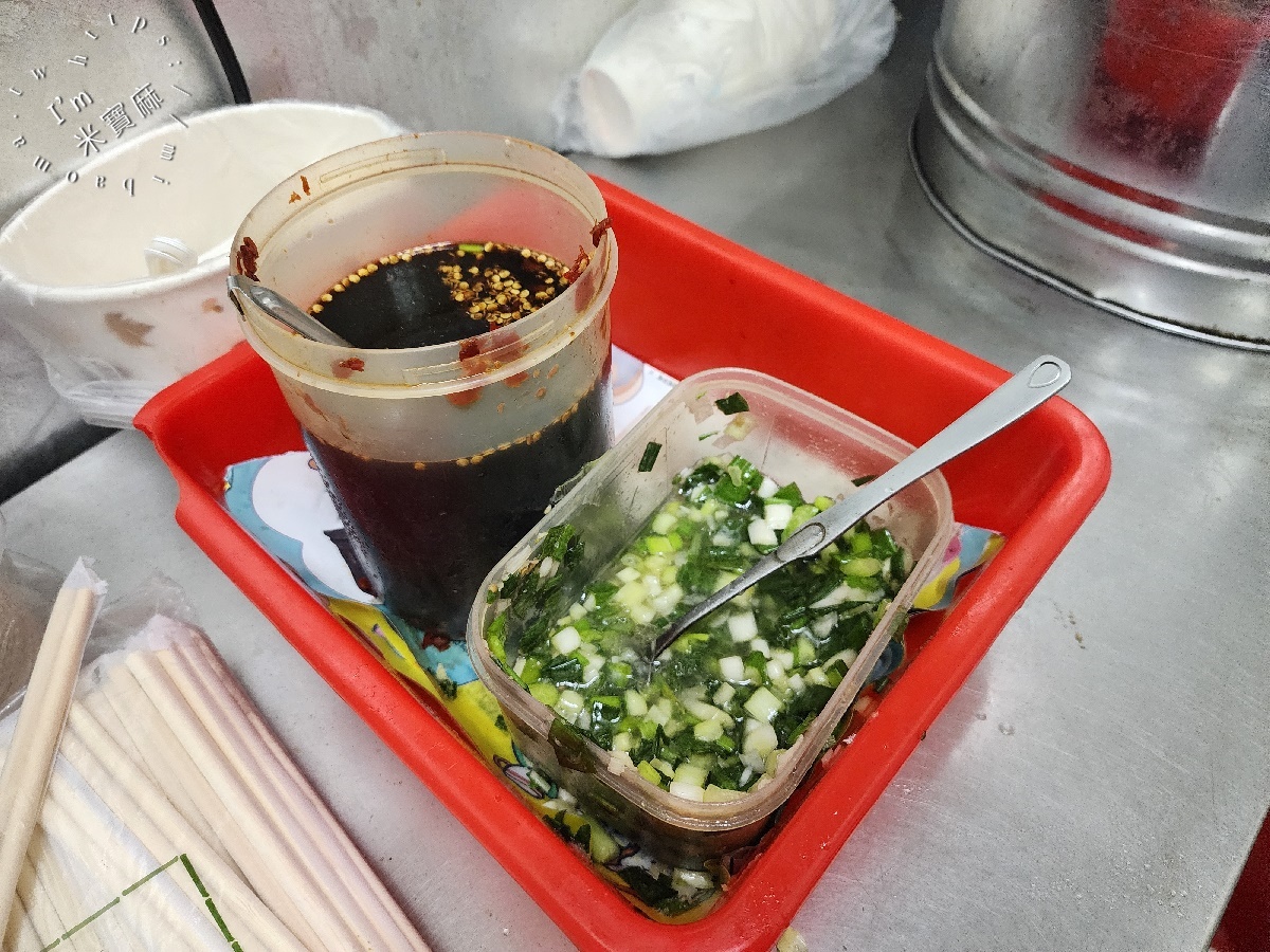 珍寶燒腊店┃新店燒臘便當。份量很夠還能選四樣配菜，還有炒飯炒麵品項，用餐時段就是人潮不斷