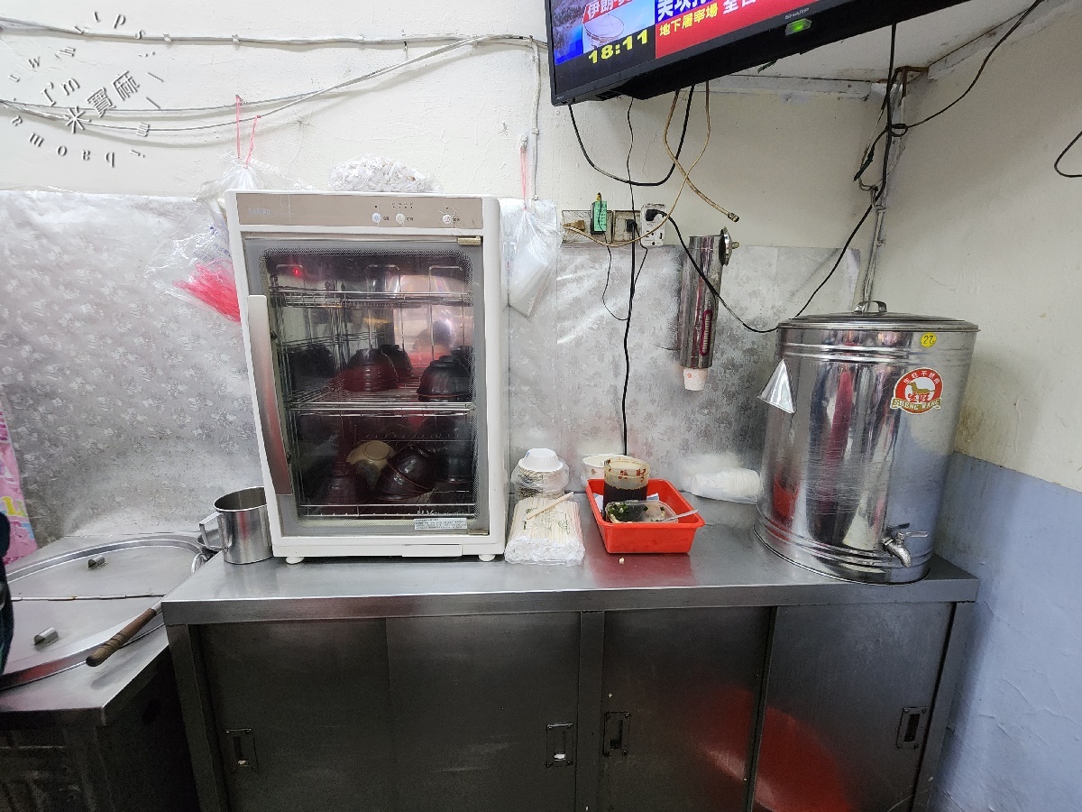 珍寶燒腊店┃新店燒臘便當。份量很夠還能選四樣配菜，還有炒飯炒麵品項，用餐時段就是人潮不斷