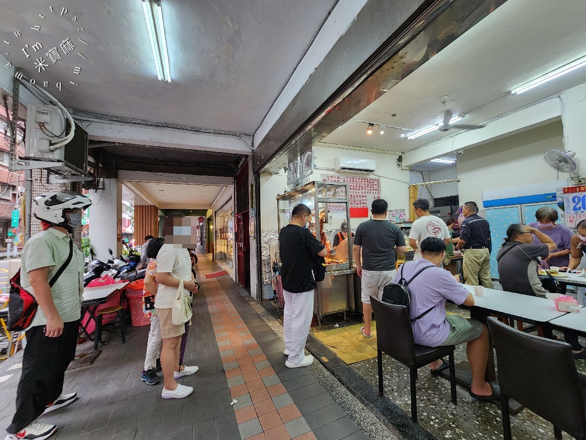 珍寶燒腊店┃新店燒臘便當。份量很夠還能選四樣配菜，還有炒飯炒麵品項，用餐時段就是人潮不斷