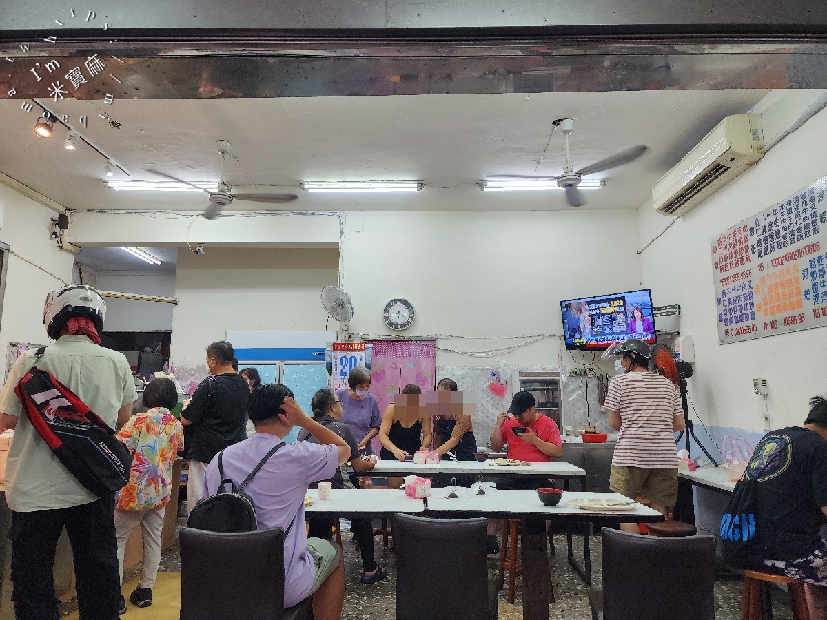 珍寶燒腊店┃新店燒臘便當。份量很夠還能選四樣配菜，還有炒飯炒麵品項，用餐時段就是人潮不斷