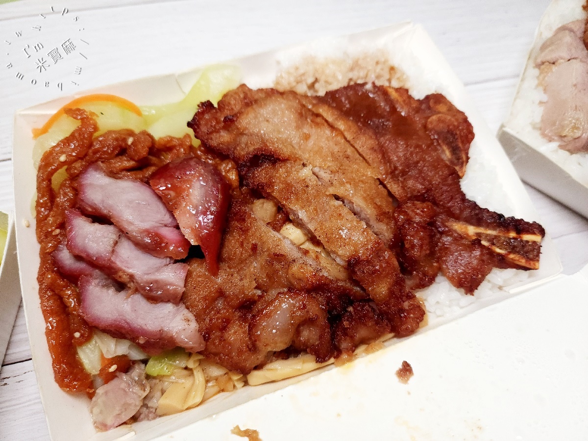 珍寶燒腊店┃新店燒臘便當。份量很夠還能選四樣配菜，還有炒飯炒麵品項，用餐時段就是人潮不斷