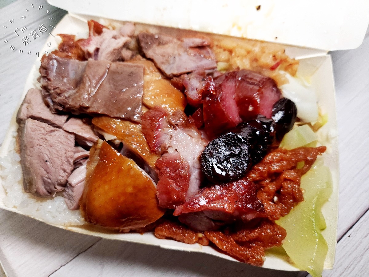 珍寶燒腊店┃新店燒臘便當。份量很夠還能選四樣配菜，還有炒飯炒麵品項，用餐時段就是人潮不斷
