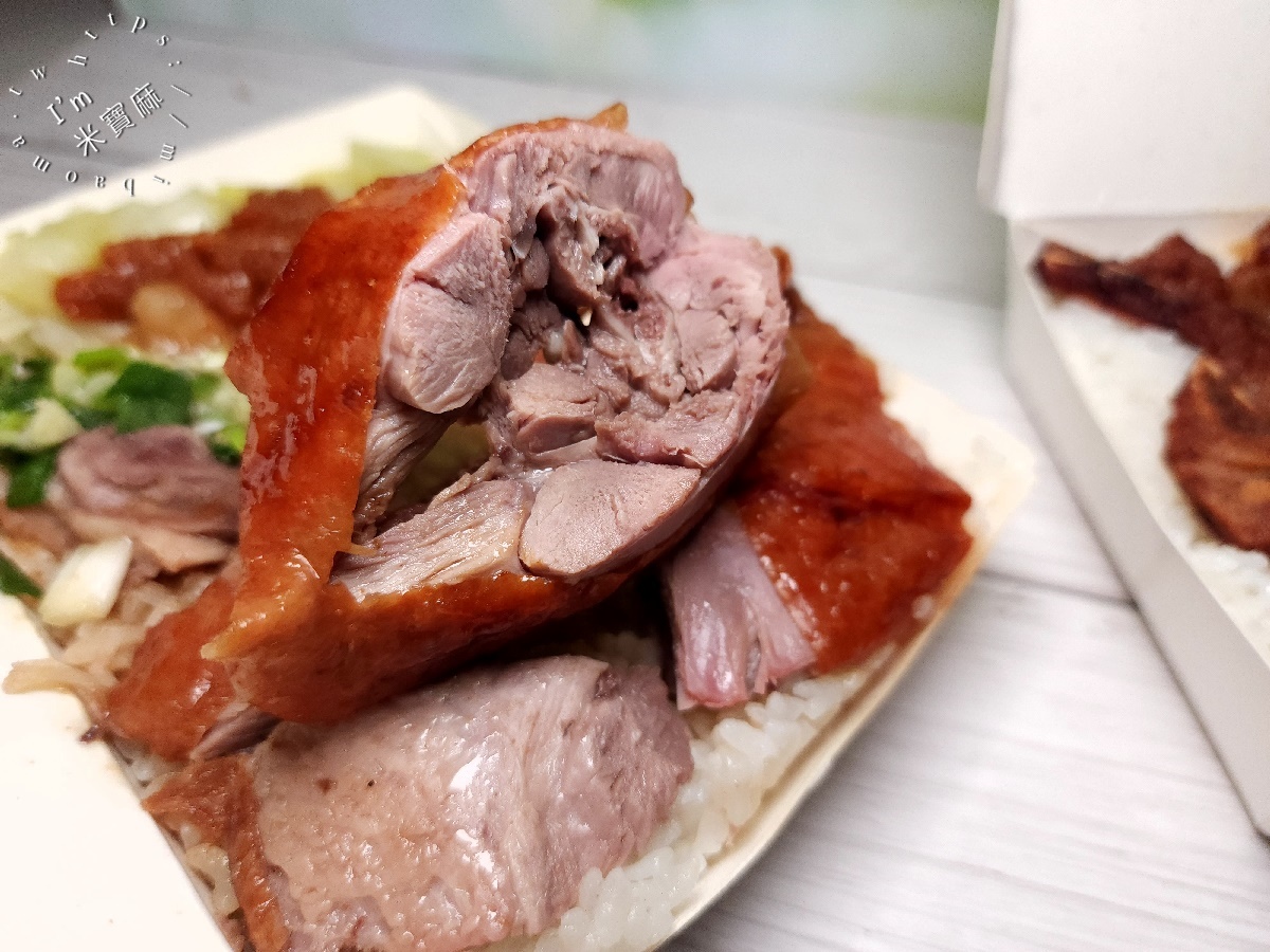 珍寶燒腊店┃新店燒臘便當。份量很夠還能選四樣配菜，還有炒飯炒麵品項，用餐時段就是人潮不斷