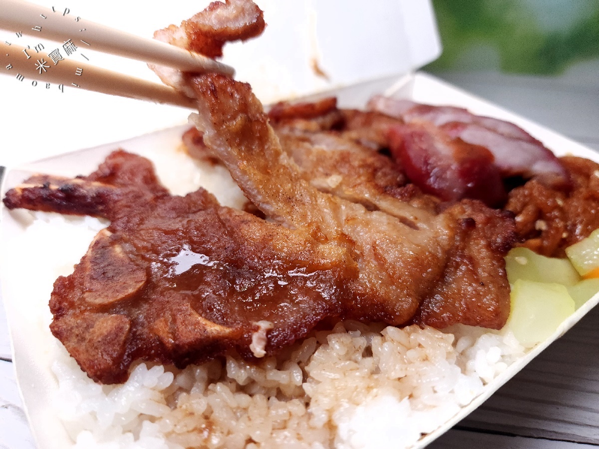珍寶燒腊店┃新店燒臘便當。份量很夠還能選四樣配菜，還有炒飯炒麵品項，用餐時段就是人潮不斷