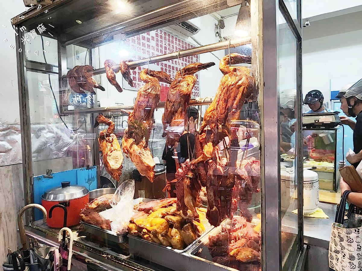 珍寶燒腊店┃新店燒臘便當。份量很夠還能選四樣配菜，還有炒飯炒麵品項，用餐時段就是人潮不斷