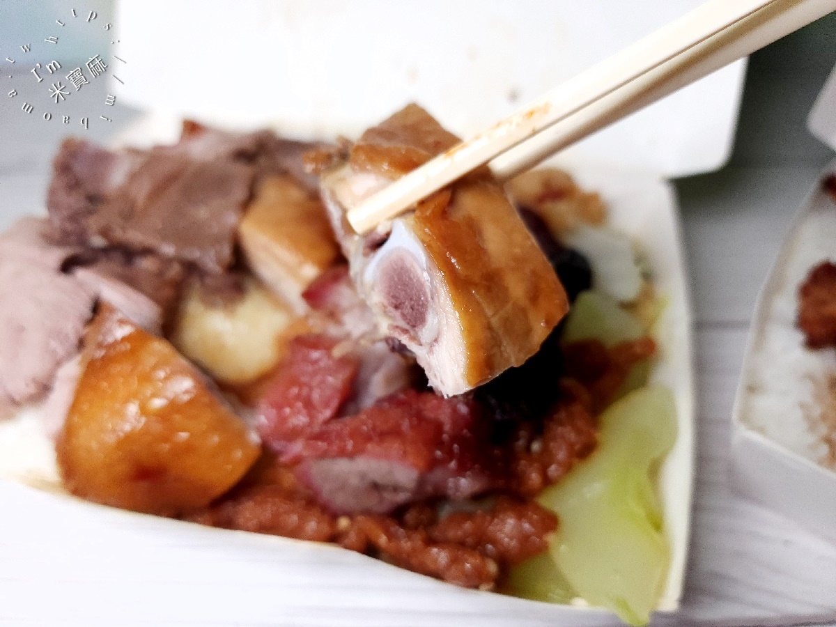 珍寶燒腊店┃新店燒臘便當。份量很夠還能選四樣配菜，還有炒飯炒麵品項，用餐時段就是人潮不斷