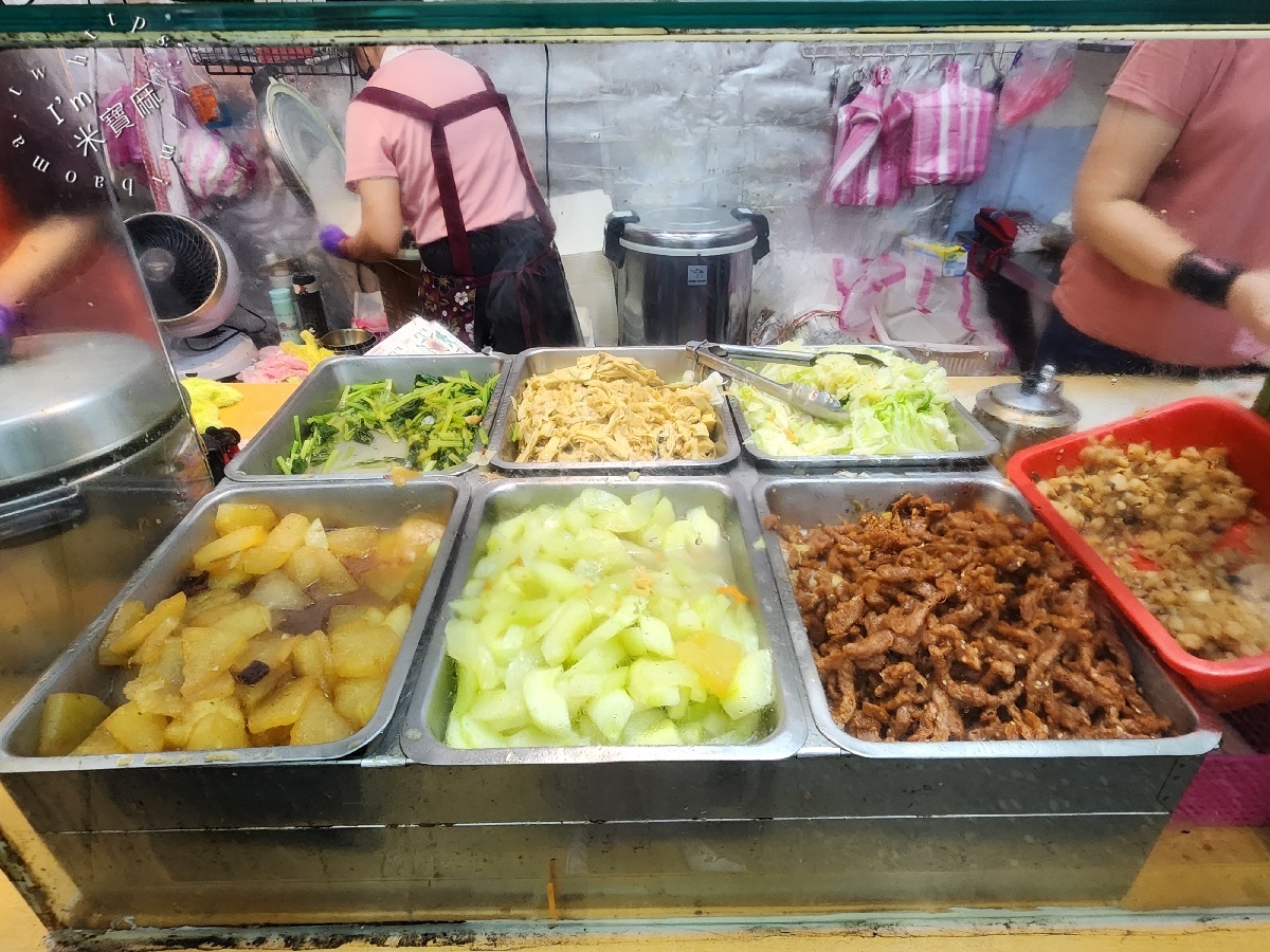 珍寶燒腊店┃新店燒臘便當。份量很夠還能選四樣配菜，還有炒飯炒麵品項，用餐時段就是人潮不斷