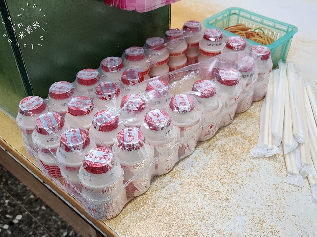 珍寶燒腊店┃新店燒臘便當。份量很夠還能選四樣配菜，還有炒飯炒麵品項，用餐時段就是人潮不斷