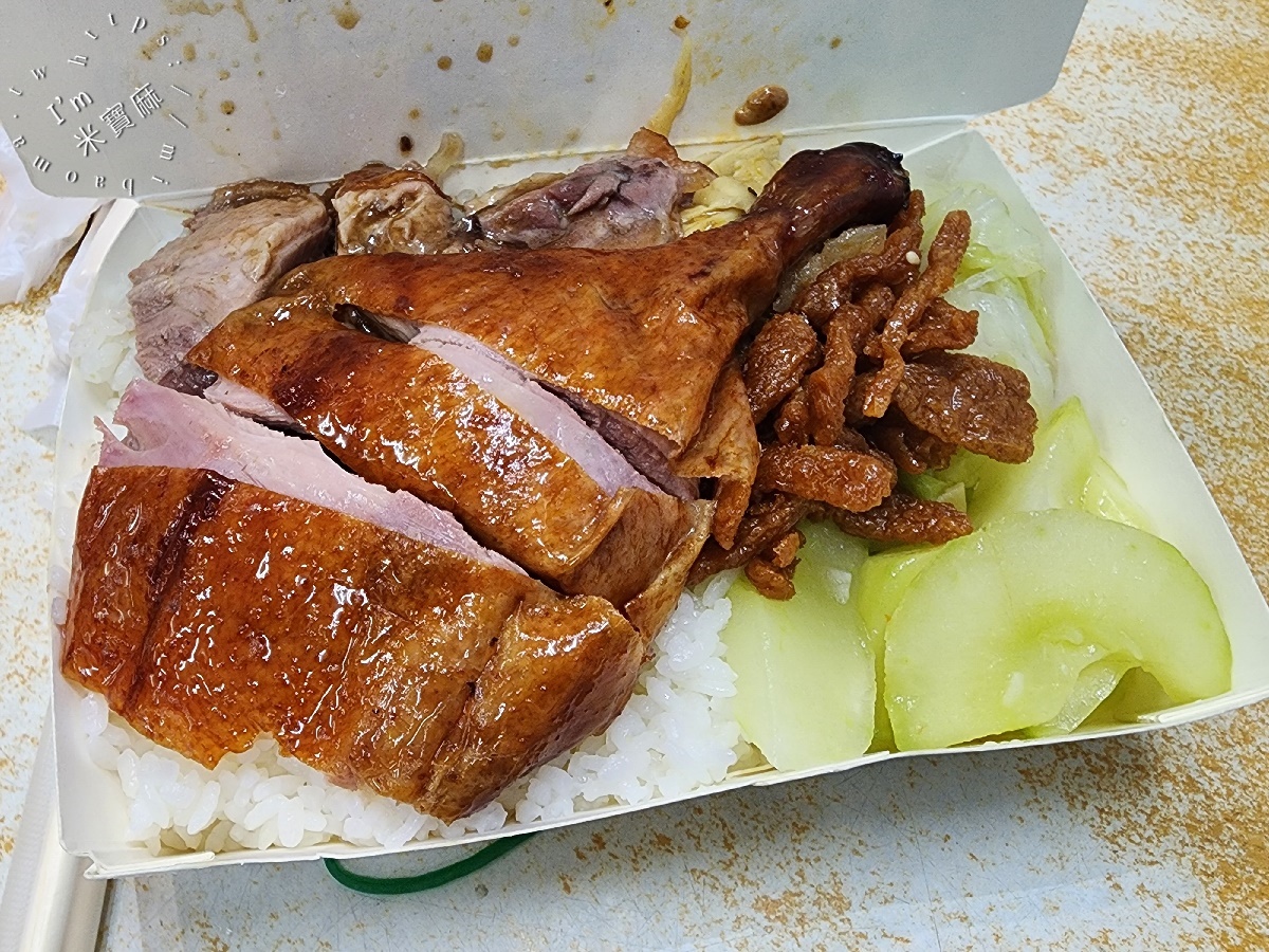 珍寶燒腊店┃新店燒臘便當。份量很夠還能選四樣配菜，還有炒飯炒麵品項，用餐時段就是人潮不斷