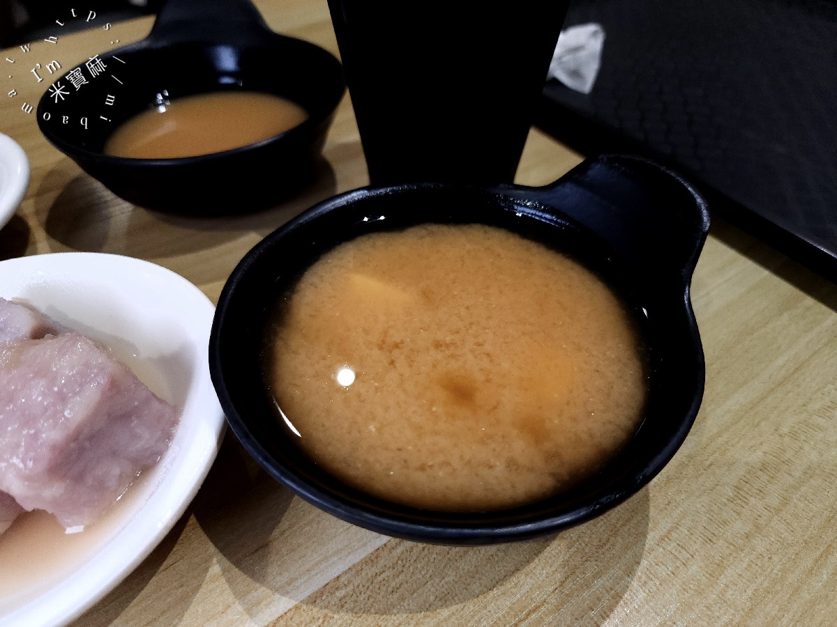 麵老大┃建國中學美食。滿滿紅燒肉實在太滿足了，烏醋拌麵加上半熟蛋簡直邪惡