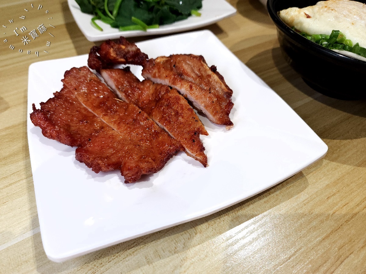 麵老大┃建國中學美食。滿滿紅燒肉實在太滿足了，烏醋拌麵加上半熟蛋簡直邪惡