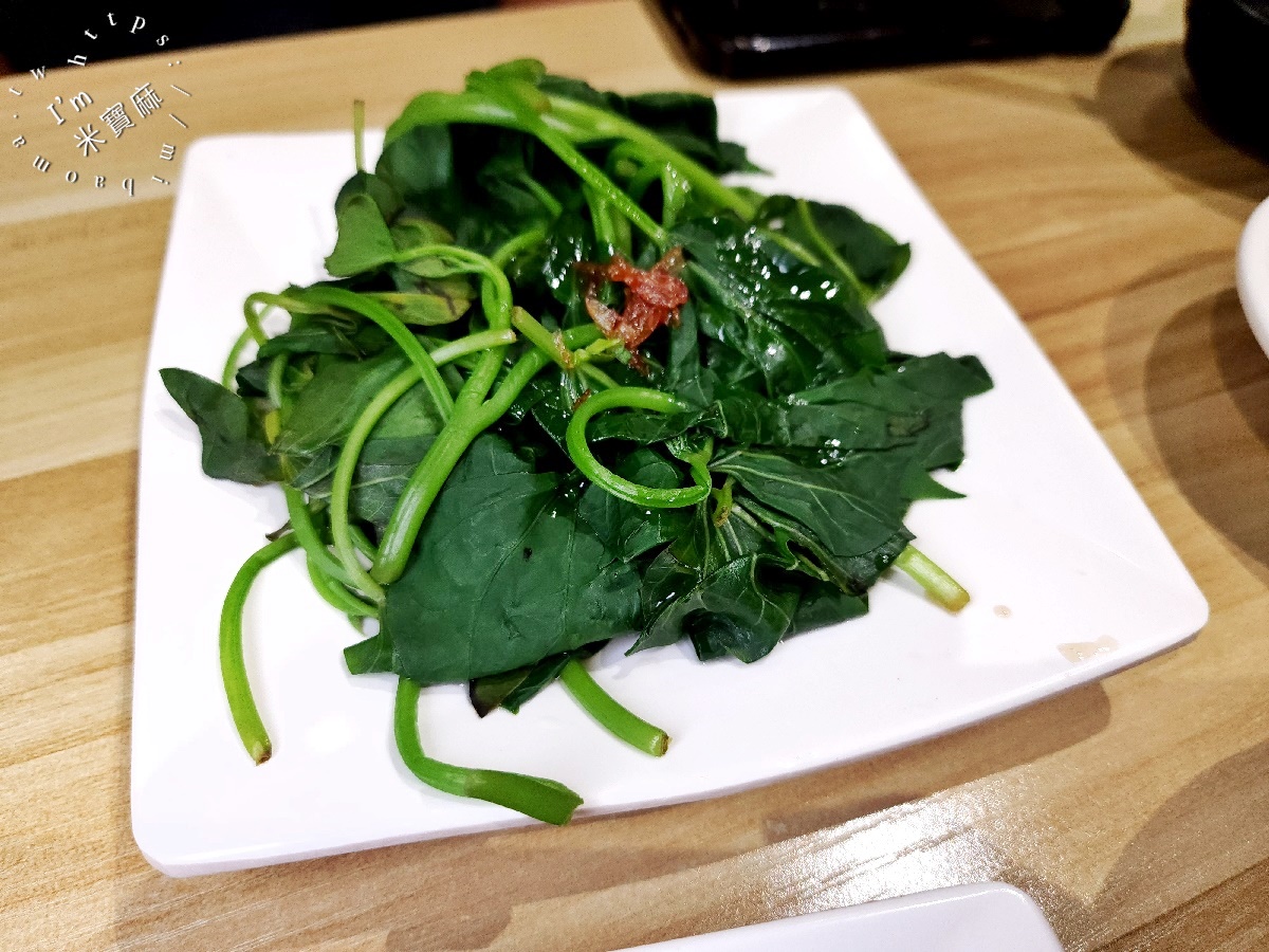 麵老大┃建國中學美食。滿滿紅燒肉實在太滿足了，烏醋拌麵加上半熟蛋簡直邪惡