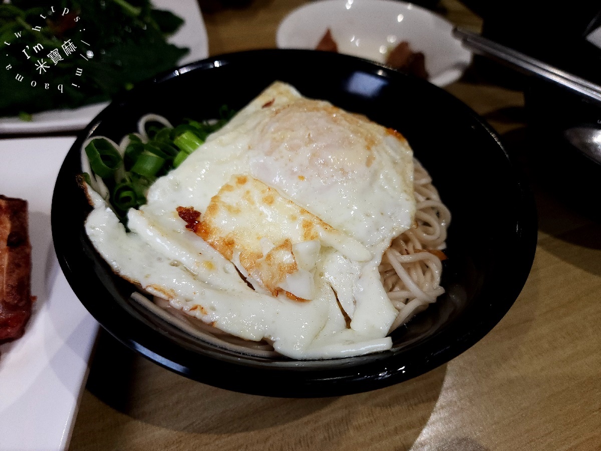 麵老大┃建國中學美食。滿滿紅燒肉實在太滿足了，烏醋拌麵加上半熟蛋簡直邪惡