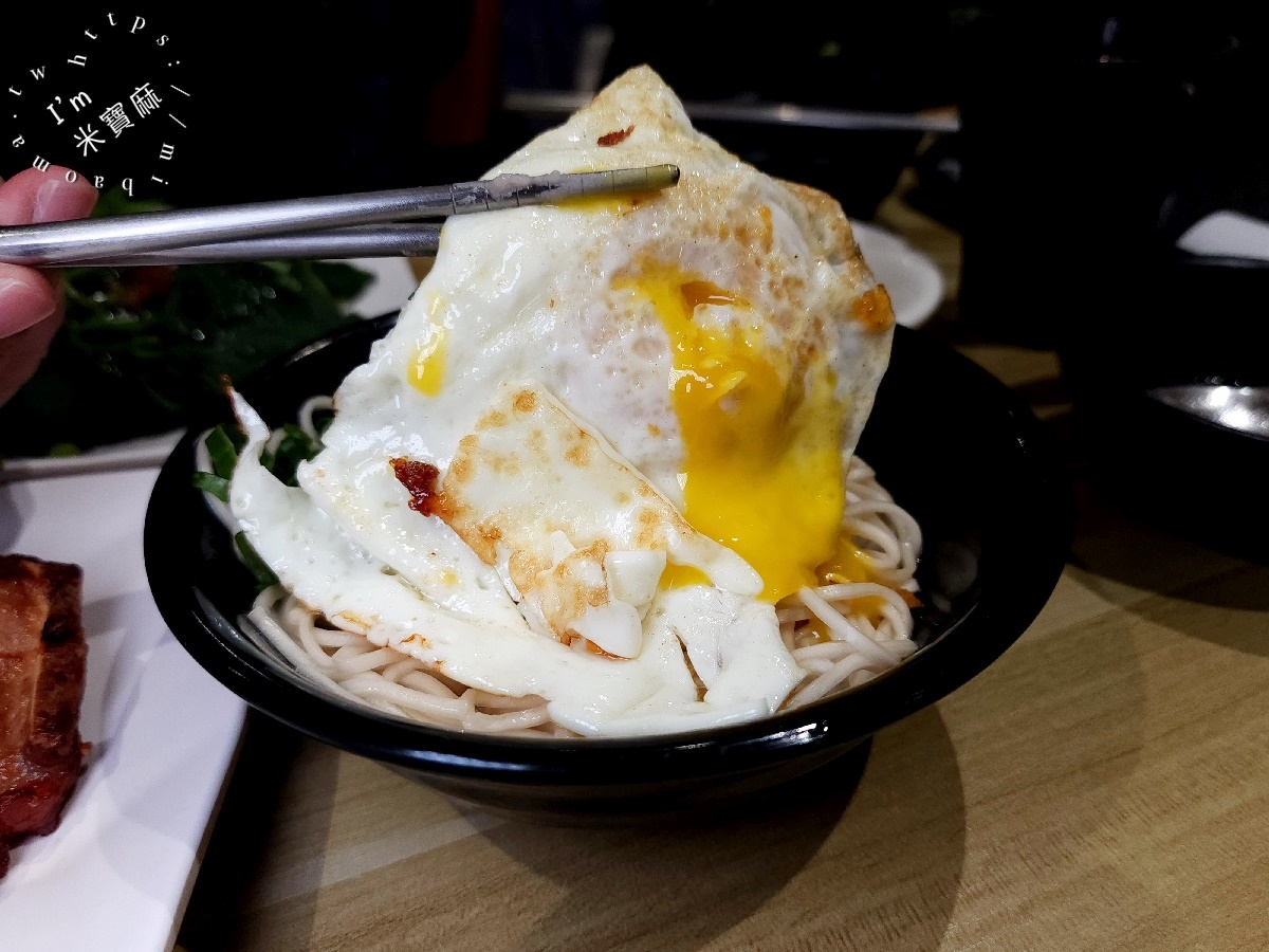 麵老大┃建國中學美食。滿滿紅燒肉實在太滿足了，烏醋拌麵加上半熟蛋簡直邪惡