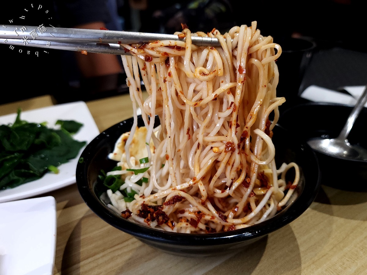 麵老大┃建國中學美食。滿滿紅燒肉實在太滿足了，烏醋拌麵加上半熟蛋簡直邪惡