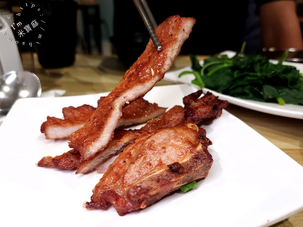 麵老大┃建國中學美食。滿滿紅燒肉實在太滿足了，烏醋拌麵加上半熟蛋簡直邪惡