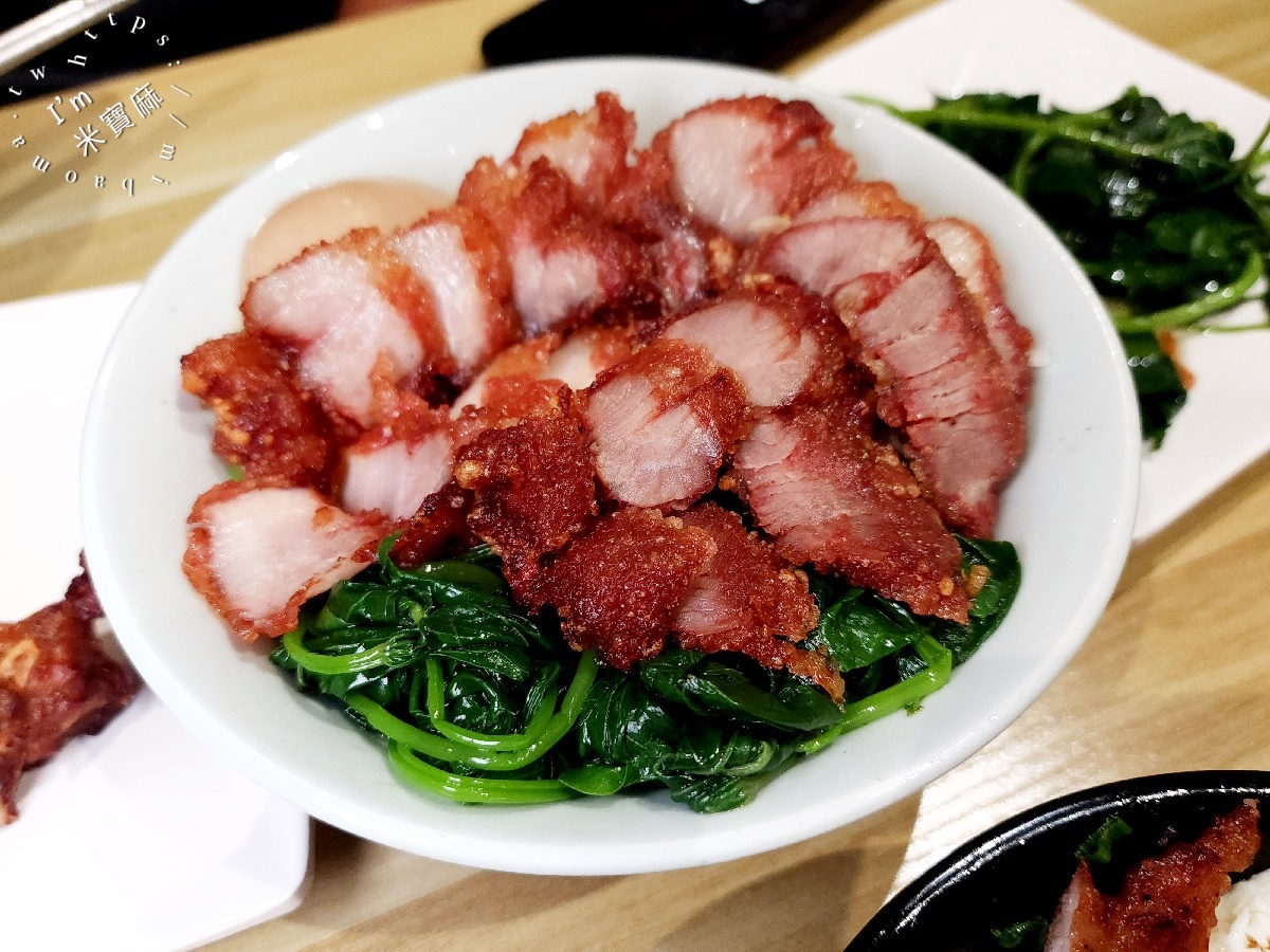 麵老大┃建國中學美食。滿滿紅燒肉實在太滿足了，烏醋拌麵加上半熟蛋簡直邪惡